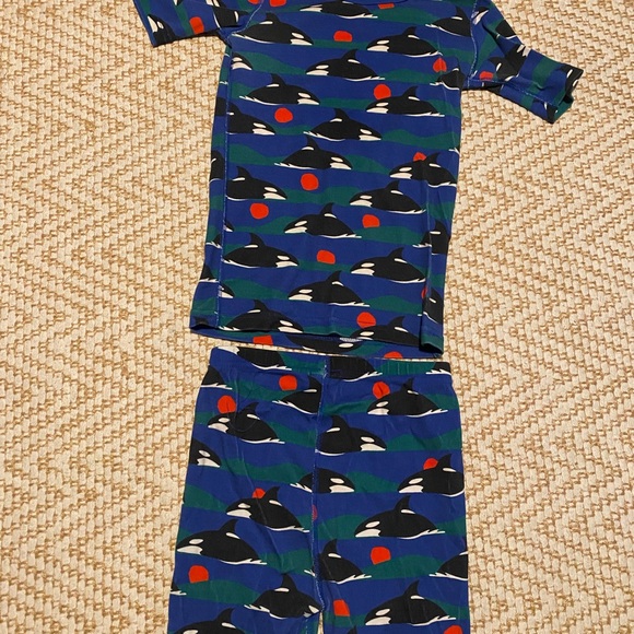 Hanna Andersson Other - Hanna Andersson Blue Orca Print Pajama Set with Red Accent